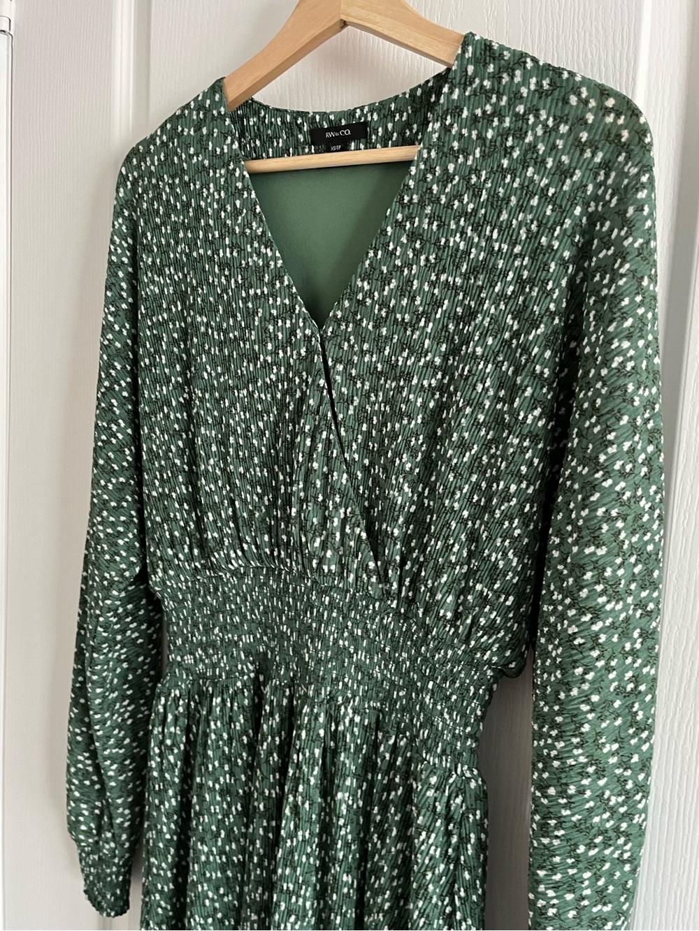 RW&CO. Green V-Neck Smocked-Waist Long Sleeve Dress XS - Picture 3 of 15